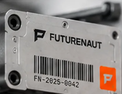 Typenschild aus Metall mit Futurenaut-Logo, Barcode und der Kennung FN-2025-0042.